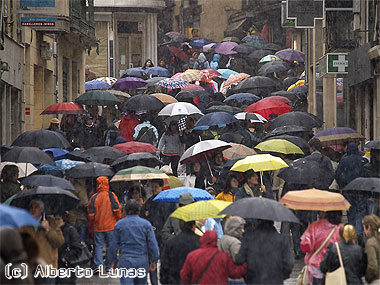 Calle de Segovia inundada de paraguas