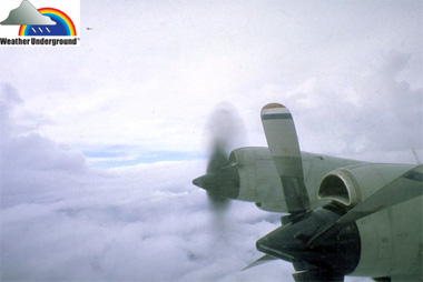 Fotografía tomada desde el avión cazahuracanes en el interior de Hugo, con un motor averiado