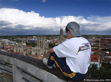 Imagen de la catedral de Burgos, las tormentas al fondo, y Adrián en frente
