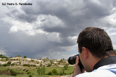 Alberto Lunas, fotografiando una tormenta severa desde La Casa del Guarda.