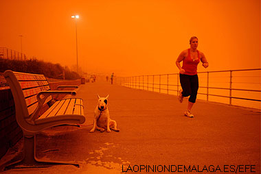 Imagen de una arriesgada corredora en medio de la tormenta de arena.