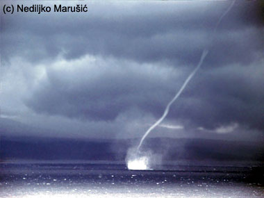 Manga marina o waterspout formado en Dubrovnika (Bosnia Hercegovina)