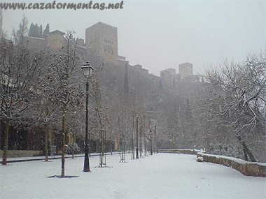 La Alhambra de Granada, nevada, ayer.