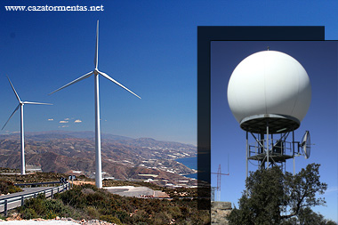 Parque eólico de El Conjuro (Motril, Granada) y el radar meteorológico de Málaga.