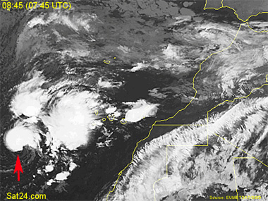 Imagen en modo infrarrojo, 01.02.10, 7:45 UTC. Posible ciclón tropical o subtropical al oeste-suroeste de las Islas Canarias. Crédito: sat24.com