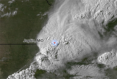 Imagen visible de la tormenta que generó el tornado de Joplin. Satélite GOES-13, 23:45 UTC. Crédito: NOAA.
