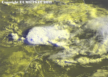 Tormenta multicelular desarrollada a primeras horas en el norte de la C. Valenciana. Imagen visible, 6 UTC.