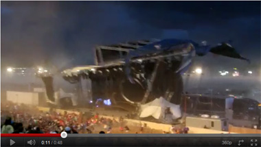 Captura de vídeo con el momento en que el escenario se desploma.
