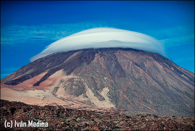 Extraordinaria nube sombrero sobre el Teide, Islas Canarias.