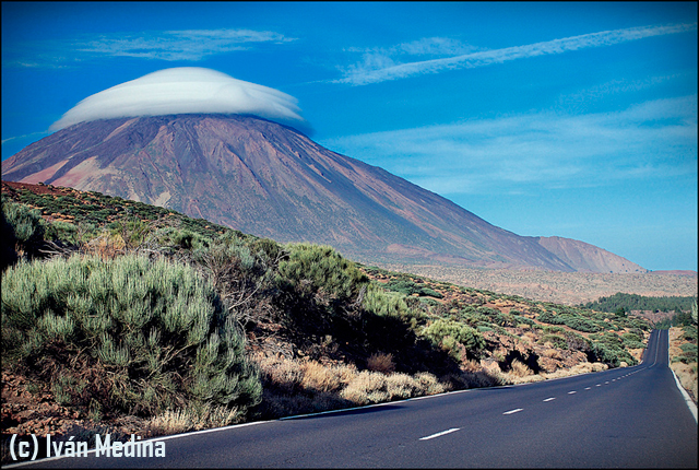 Extraordinaria nube sombrero sobre el Teide, Islas Canarias.