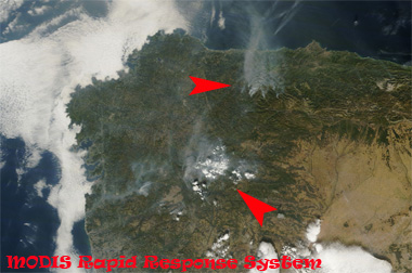 Imagen de los incendios en Galicia y Asturias, captada por el satélite TERRA (sensor MODIS) de la NASA.