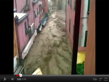 Captura de un vídeo que muestra una riada en Monterosso al Mare (Liguria, Italia)