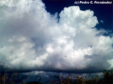 Nubes de desarrollo vertical fotografiadas hoy, 14:15 horas, Salobreña.