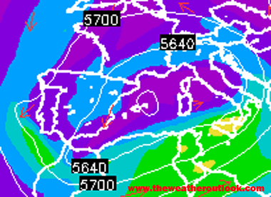 Velocidad del viento (colores y vectores rojos) a 250 hPa y altura geopotencial (trazo blanco) de los 500 hPa.