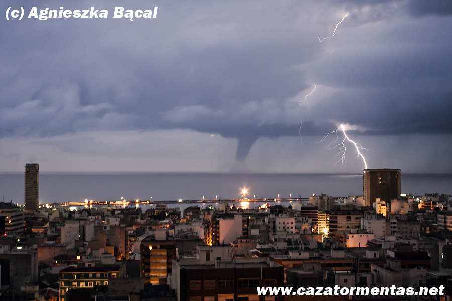 Tornado y rayo desde el Castillo de San Fernando, Alicante.