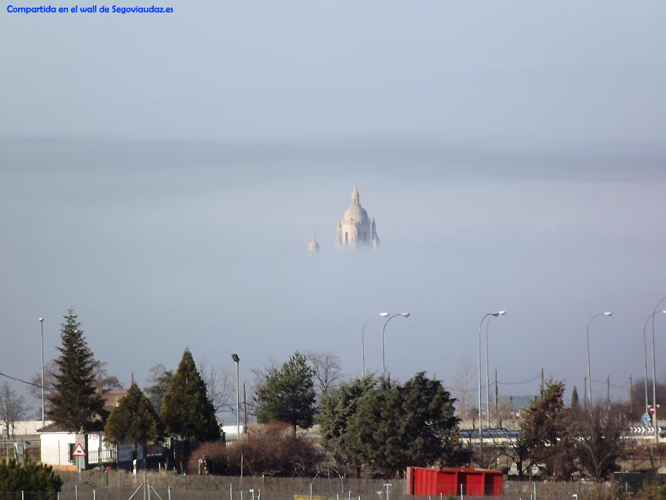Espectacular foto desde Segovia, cubierta por la niebla