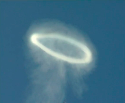 Captura de vídeo de un vórtice toroidal en el penacho de humo de la erupción del Etna