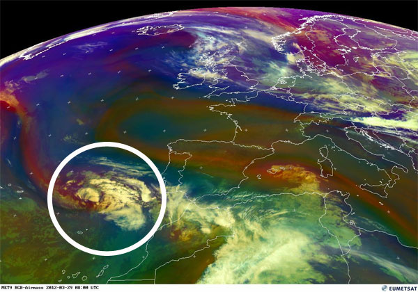 Imagen del satélite en modo masas de aire (infrarrojo y falso color RGB).