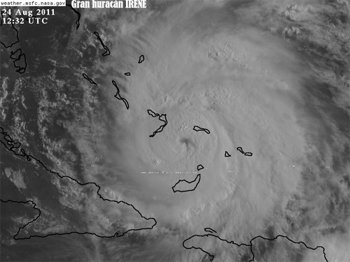 Imagen visible del gran huracán IRENE, 24.08.11, 12:32 UTC. Crédito: NASA.