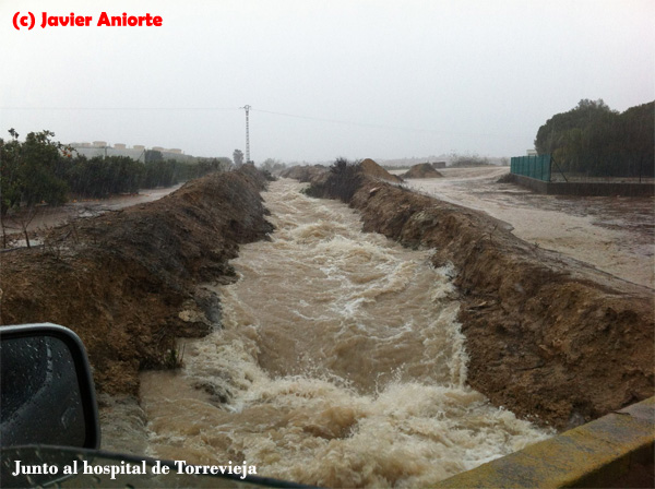 Torrente de agua junto al Hospital de Torrevieja.