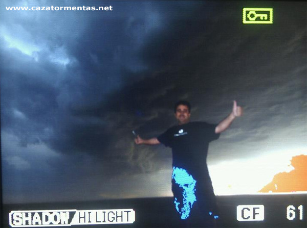 Alberto Lunas, frente a una de las tormentas que cazó ayer con su grupo.