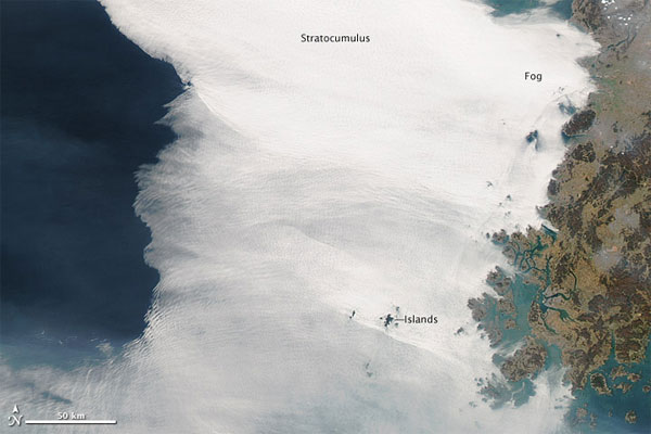La niebla cubre el Mar Amarillo. Satélite AQUA (sensor MODIS), 28.03.12. Crédito: NASA.