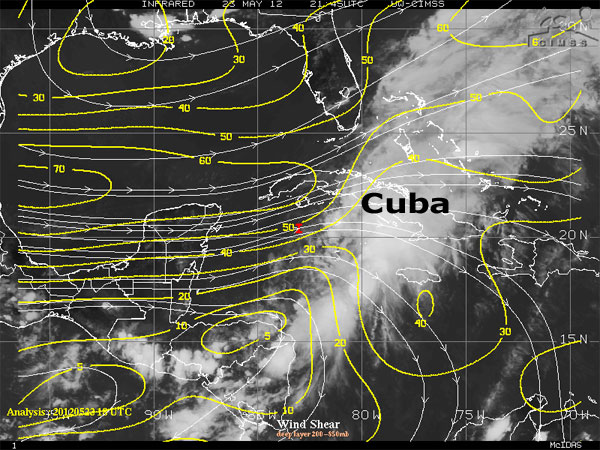 Imagen en modo infrarrojo, líneas de flujo y cizalladura (trazo amarillo), 23.05.12, 21:45 UTC. Crédito: CIMSS.