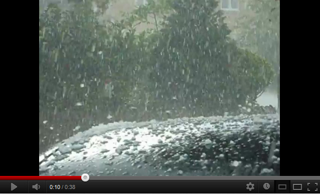 Captura de vídeo de la granizada en Witney, Oxfordshire Oeste, Reino Unido.