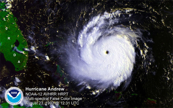 Imagen del canal visible y falso color del huracán ANDREW, satélite NOAA-12, 23 de agosto de 1992, 12:31 UTC.