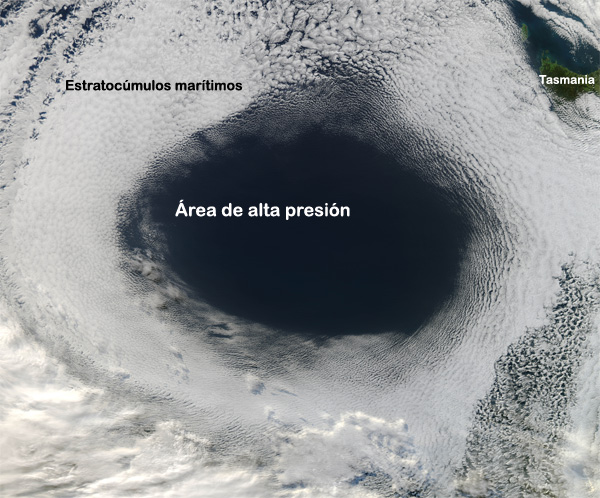 Imagen visible y formación de una zona libre de nubosidad bajo las altas presiones. Satélite AQUA. Crédito: NASA.