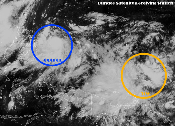 Imagen en modo infrarrojo con el tifón GUCHOL a la izquierda, y el sistema 91W a la derecha. 15.06.12, 09 UTC.