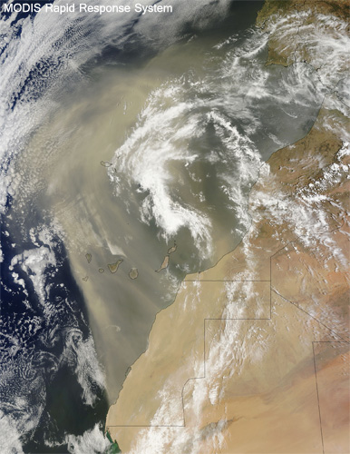 Tormenta de polvo desplazándose fuera del noroeste africano.