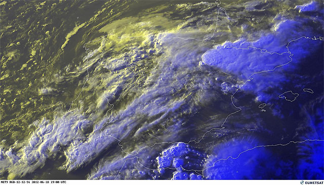 Imagen del canal visible y falso color, centrada sobre la Península Ibérica, 18.06.12, 19 UTC. Crédito: EUMETSAT.