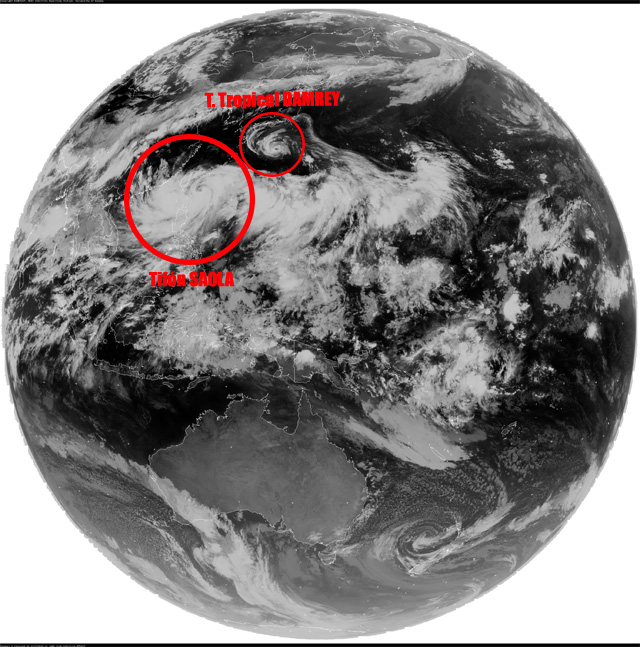 SAOLA y DAMERY vistos en modo infrarrojo a escala global, 12 UTC. Crédito: Dundee Satellite Receiving Station.