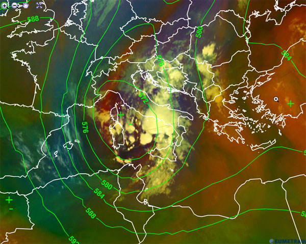Imagen infrarroja y falso color RGB (modo masas de aire), y campo de isohipsas de 500 hPa, centrado en Italia. 23.07.12, 00 UTC. Crédito: EUMETRAIN.