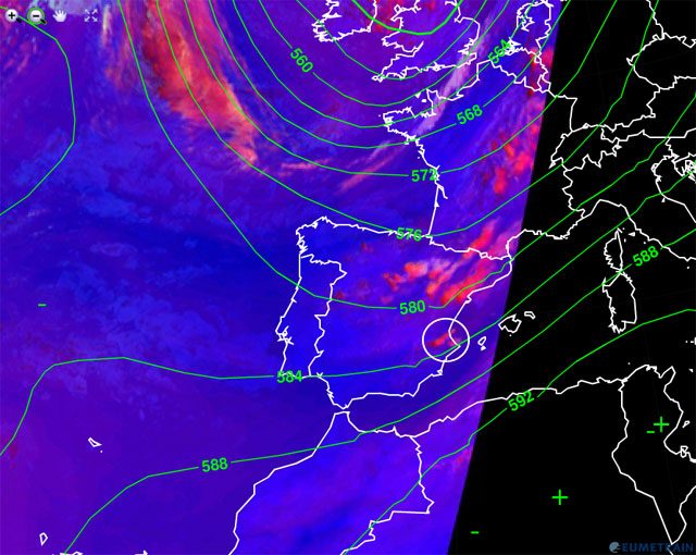 Imagen en modo infrarrojo y falso color RGB (modo tormentas severas) y campo de altura geopotencial de 500 hPa, 28.07.12, 18 UTC.