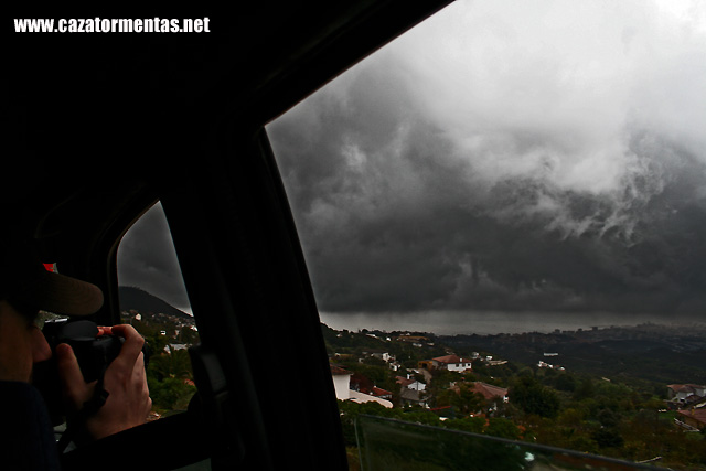 Daniel Díaz, fotografiando una tormenta severa en el horizonte