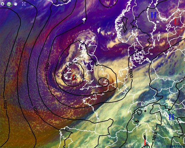 Imagen infrarroja y falso color RGB (modo masas de aire), y campo isobárico de superficie (trazo negro), centrado en las Islas Británicas, 04.11.12, 12 UTC. Crédito: EUMETRAIN.