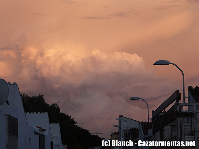 Nube tormentosa fotografiada ayer desde Carchuna, Granada.