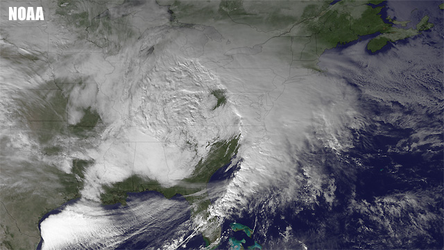 Imagen visible de la borrasca invernal responsable del azote de tiempo severo en los USA. Satélite GOES-East, 26.12.12, 19:15 UTC.
