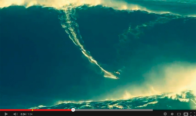 El surfista Garrett McNamara remonta una ola cercana a los 30 metros de altura