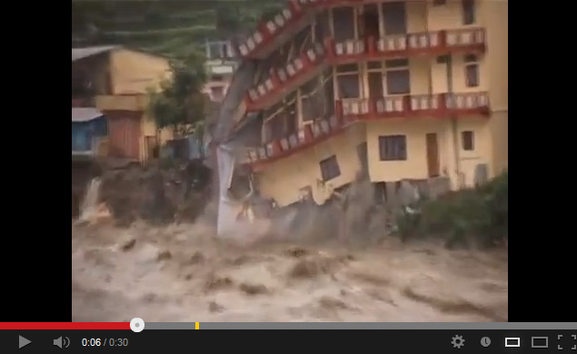 Captura de vídeo del derrumbamiento de un bloque de viviendas por la riada.