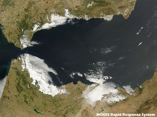 Fase de inicio de la nubosidad baja en las costas malagueñas. Satélite TERRA (sensor MODIS), 25.06.13.