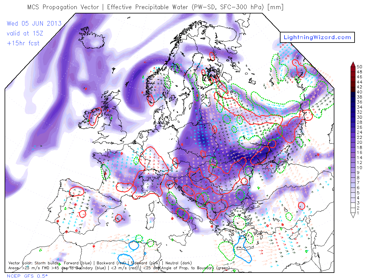 Agua Precipitable Efectiva (colores sólidos), Vectores de propagación de Sistemas Convectivos de Mesoescala (vectores en color). Previsión 05.06.13, 15 UTC. Modelo GFS.
