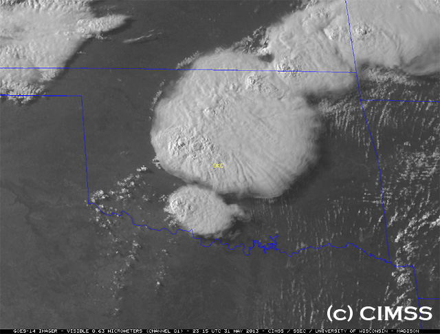 Imagen visible de la línea de tormentas severas en el centro de EEUU, 01.06.13, 00 UTC.