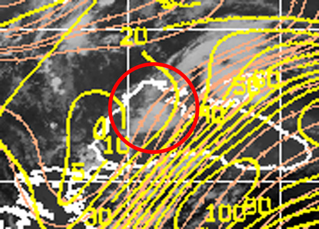 Líneas de flujo (rosa) y cizalladura vertical del viento (amarillo, en nudos). 15.06.13, 12 UTC. Crédito: CIMSS.