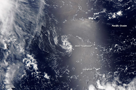 Un Mini-Tifón en el Océano Pacífico Occidental (Julio de 2013)