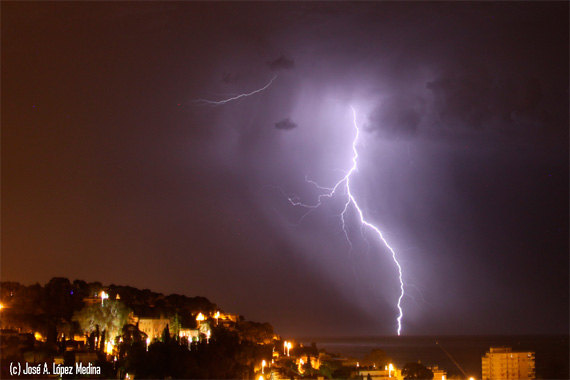La tormenta, fotografiada desde Málaga esta madrugada