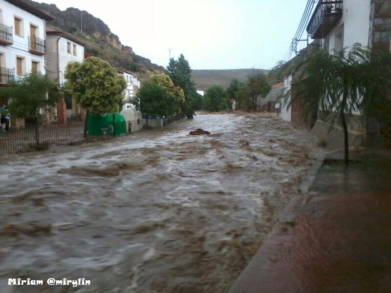 Calle de Hoz de la Vieja, convertida en un río por la tormenta.