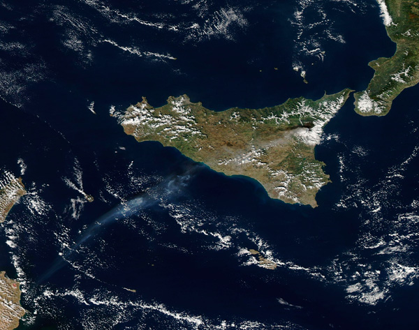 El volcán Etna en erupción captado desde los satélites meteorológicos